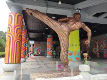 Socha Bruce Leeho v Honkongském Muzeu popkultury. 