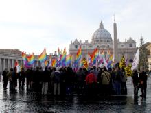 Tryzna za Alfreda Ormando, gaye z Palerma, který se upálil 23. ledna 1998 před basilikou sv. Petra v Římě na protest proti římskokatolickému učení o homosexualitě.